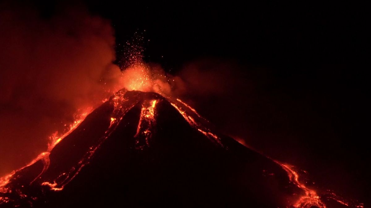 Video: Sopka Etna znovu chrlí lávu, je to úchvatná podívaná